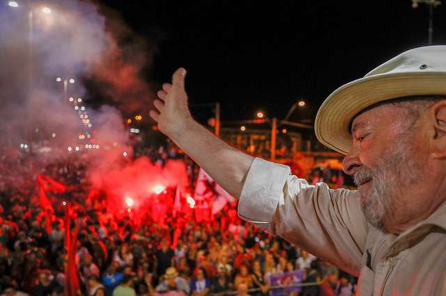 Lula discursa em ato