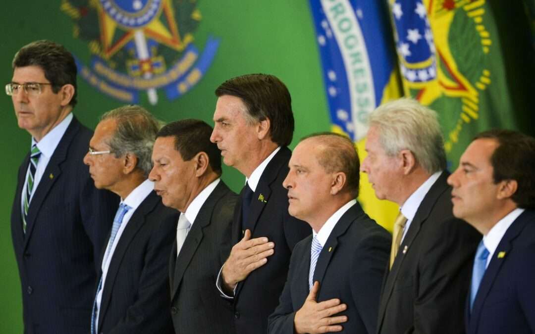 Resultado de imagem para Bolsonaro é fortemente criticado após divulgar vídeo com chamado para manifestação